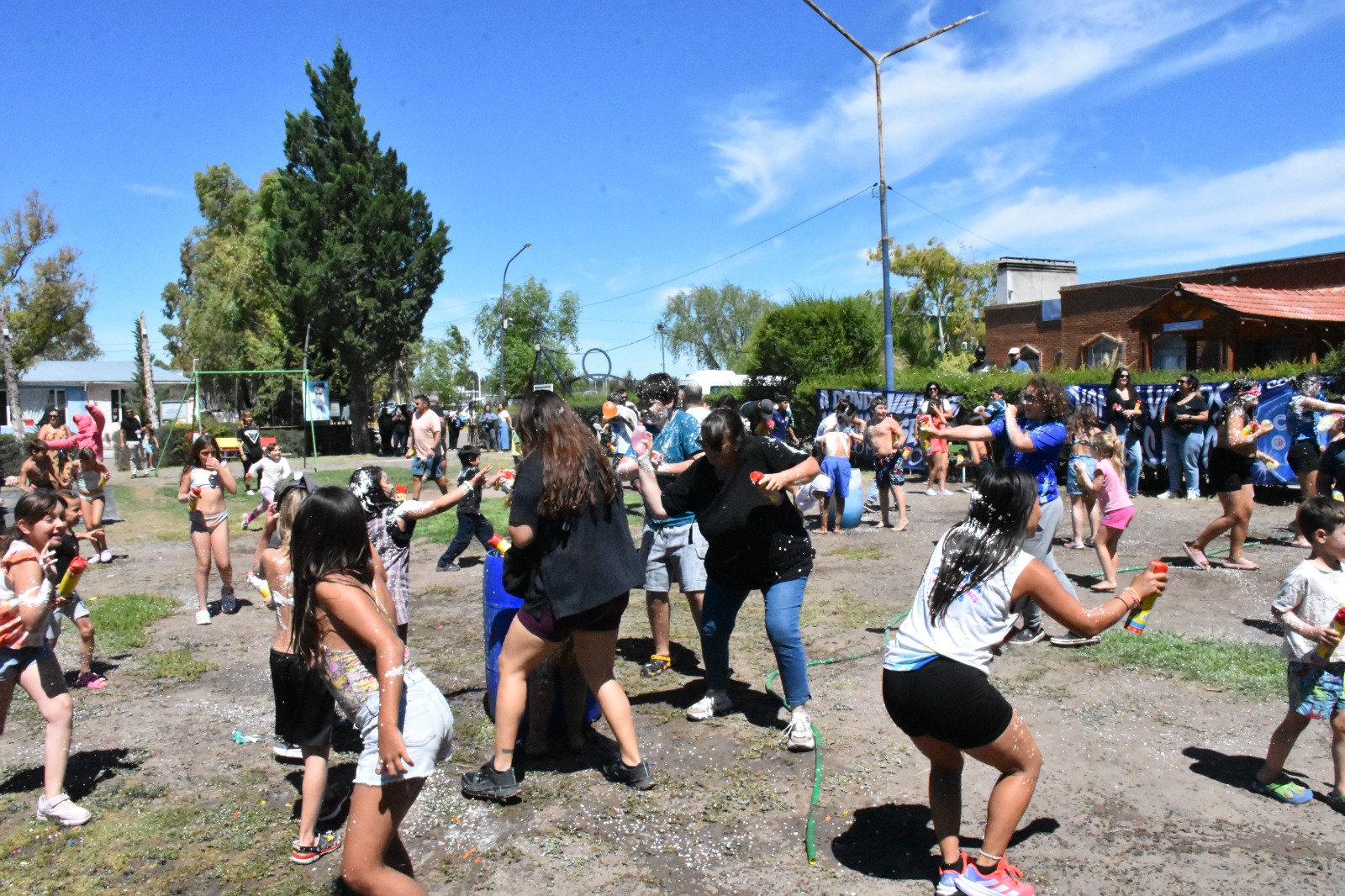 afiliados en la tradicional guerra de espuma