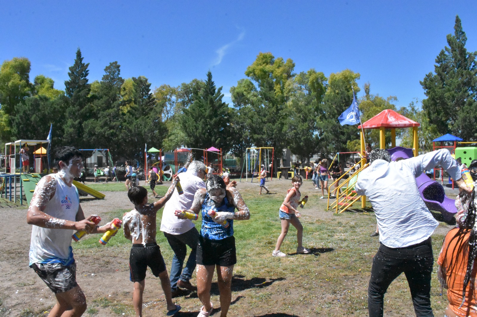 chicos tirando espuma