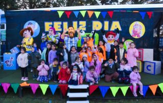 Niños y familias durante los festejos por el Día de la Niñez organizados por el Sindicato de Empleados de Comercio en Trelew.