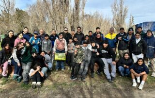 El Secretario General del SEC, Damián Pérez, acompañado por las delegaciones escolares durante la plantación