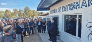 Presentación del nuevo Centro de Entrenamiento SEC ante un grupo de asistentes reunidos frente al edificio en Trelew.